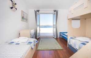 3 bedrooms, in-room safe, travel cot, free WiFi