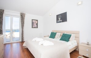 3 bedrooms, in-room safe, travel cot, free WiFi