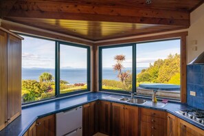 Fridge, microwave, oven, stovetop - Luxury lodge with expansive views of Lake Taupo - private and quiet. (Pukawa)