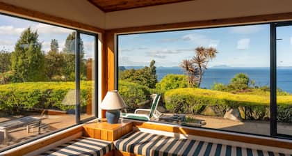 Luxury lodge with expansive views of Lake Taupo - private and quiet.