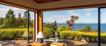 Luxury lodge with expansive views of Lake Taupo - private and quiet.
