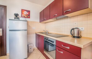 Refrigerador, horno, parrilla de estufa y cafetera y tetera 