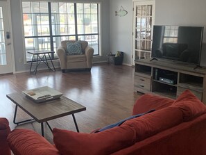 TV, books - Awesome lakehouse with 231 FT of shoreline (Malakoff)