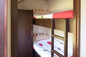 3 quartos, cofres nos quartos, ferros/tábuas de passar roupa