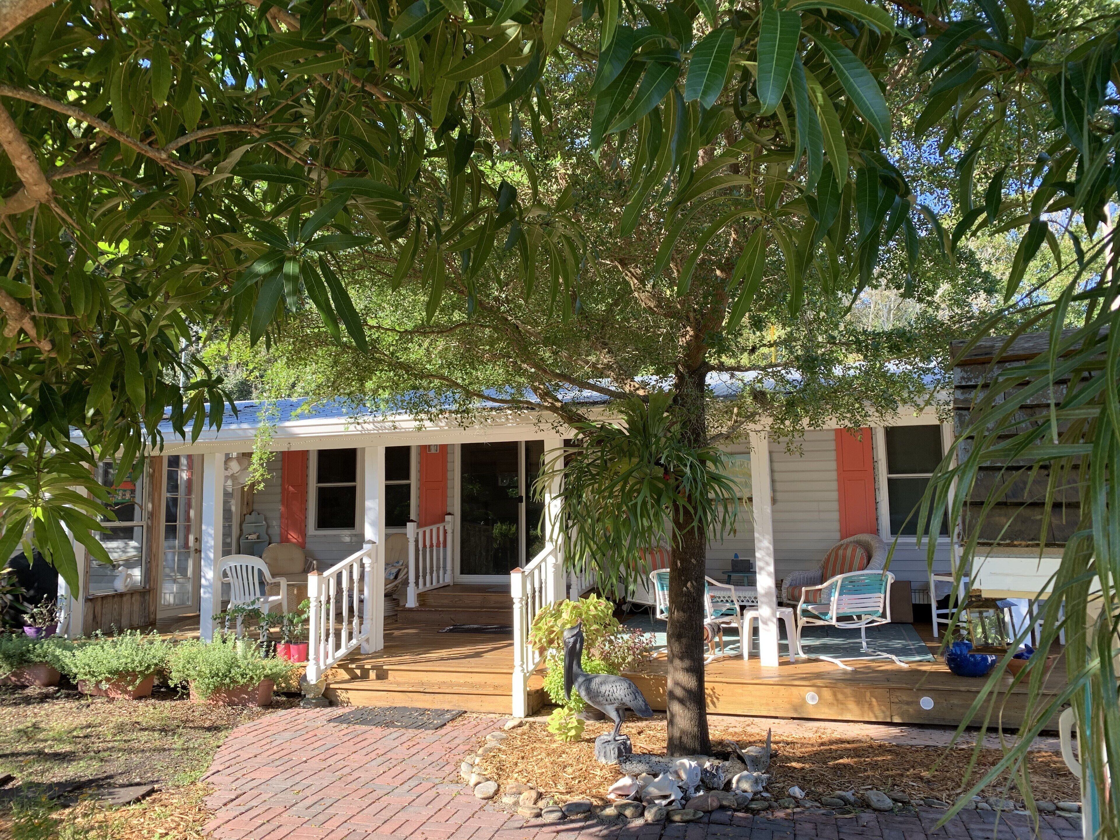 Tropical home, use of owners Indian River Lagoon docks just down  sandy road. 
