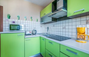 Réfrigérateur, plaque de cuisson, cafetière/bouilloire