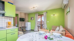 A compact living space with a kitchen, dining area, and seating area. - Nice apartment in Njivice with WiFi (Njivice)