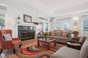 Téléviseur à écran plat, foyer, lecteur de DVD