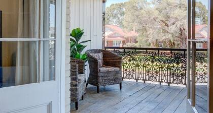 70 On Mortimer “The Waratah Room” is a self contained 1 bedroom unit