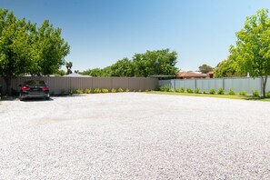 المنطقة المحيطة بالمنشأة