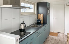 Kühlschrank, Mikrowelle, Wasserkocher mit Kaffee-/Teezubehör