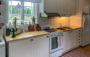 Réfrigérateur, micro-ondes, plaque de cuisson, cafetière/bouilloire