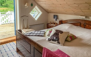 3 bedrooms, travel cot