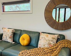 Smart TV - The Yellow Feather Cottage - Enchanting & Private Romantic Stay! (Wentworth Falls)