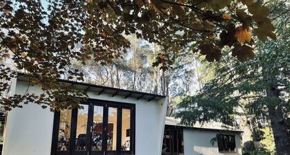 The Yellow Feather Cottage - Enchanting & Private Romantic Stay!