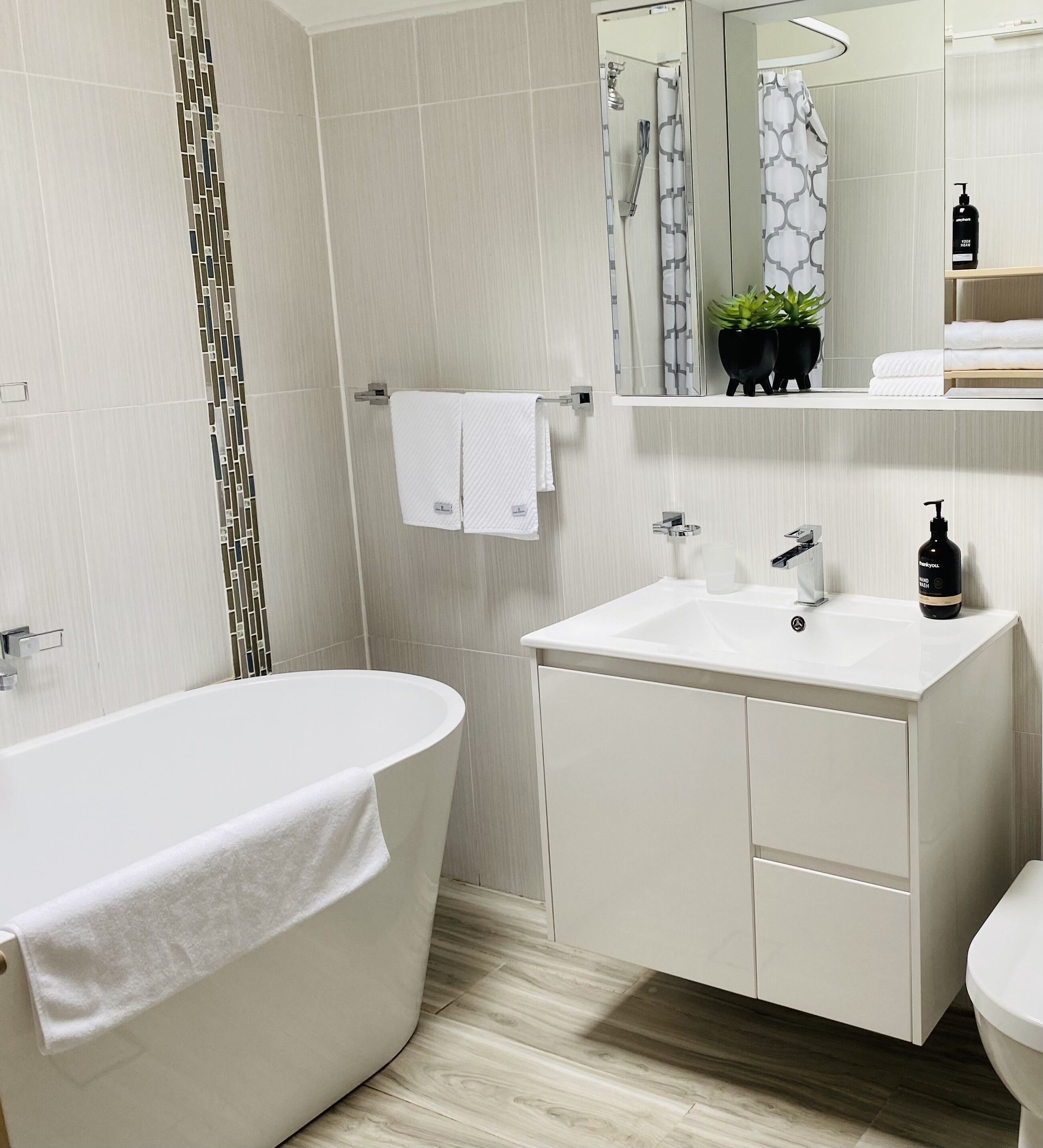 Ensemble douche/baignoire, sèche-cheveux, serviettes fournies, savon