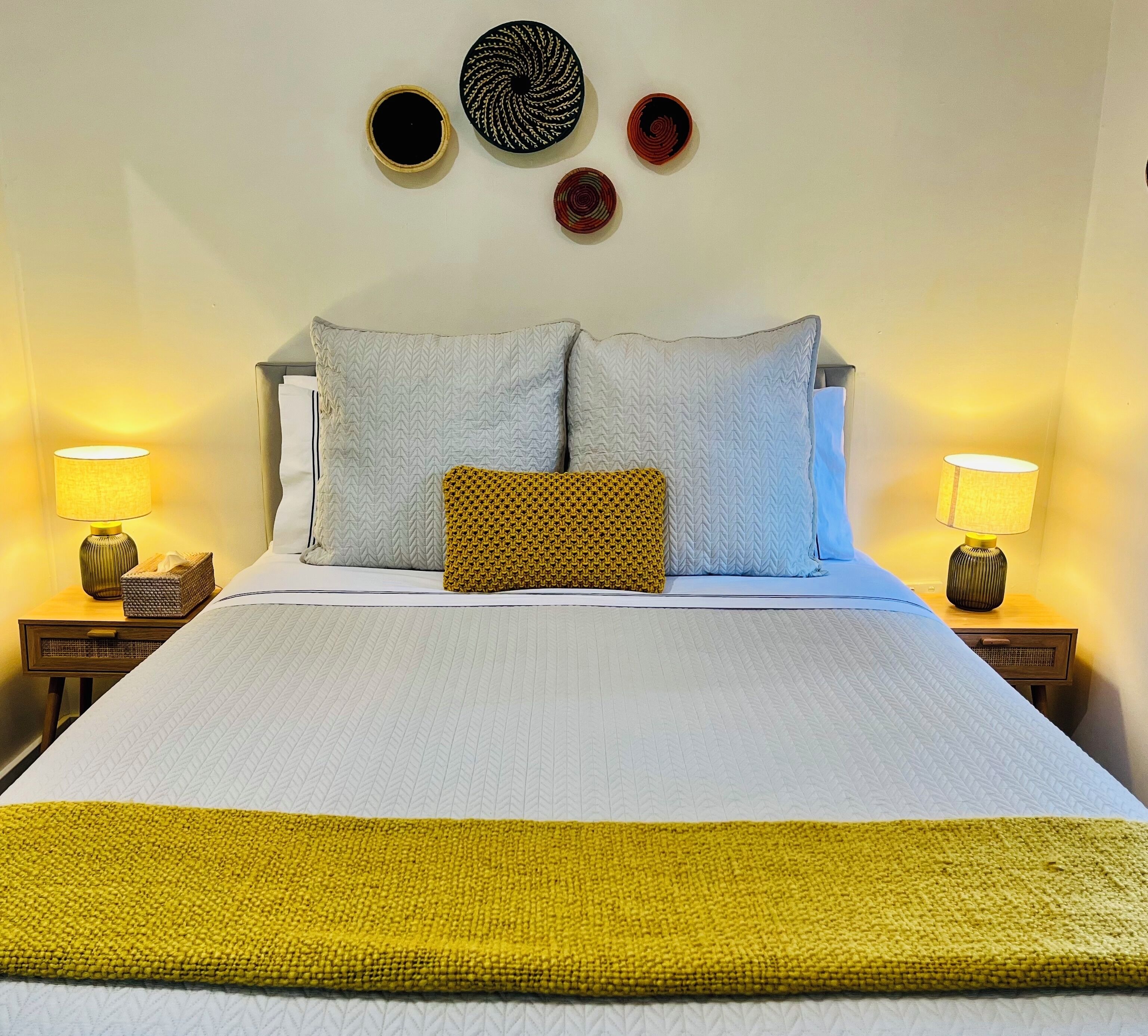 The Yellow Feather Cottage - Enchanting & Private Romantic Stay!