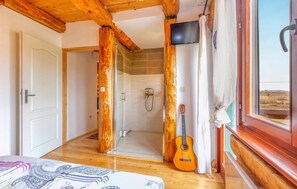 3 bedrooms, travel cot, free WiFi, bed sheets