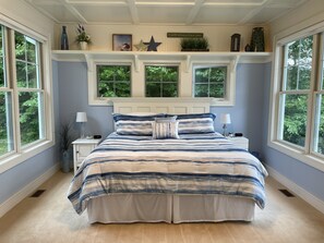 6 bedrooms, desk, iron/ironing board, free WiFi