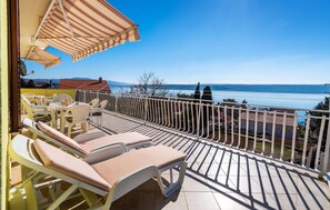 Outdoor dining - Nice apartment in Maslenica (Maslenica)