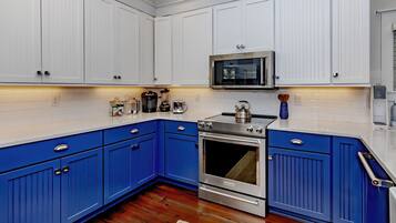 Refrigerador, microondas, horno, placa de cocina