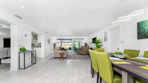 Ein modernes Interieur mit Essbereich, Küche und Wohnbereich.