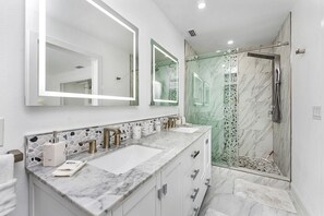 Hair dryer, towels - Villa Capri |  Waterfront Retreat with Heated Pool (Punta Gorda)