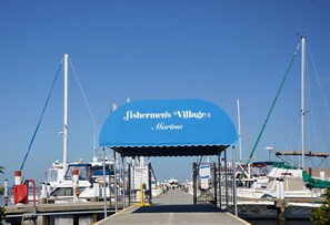 Een jachthaven met een blauw dak, waarop 'Fishermen's Villages Marina' staat.