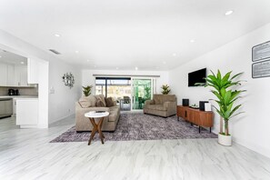 Smart-TV, DVD-spiller, bøker og musikkbibliotek