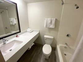 淋浴设施、大花洒淋浴喷头、毛巾、肥皂