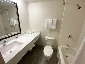 Ducha, cabezal de ducha tipo lluvia, toallas y jabón