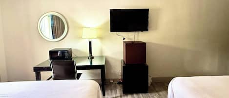 Chambre, 2 grands lits, non-fumeur | Ameublement unique, bureau, espace de travail pour ordinateurs portables
