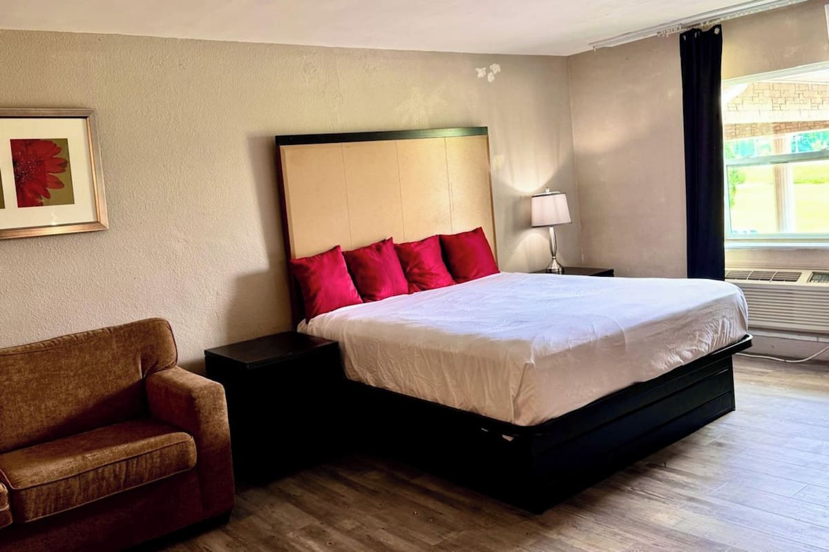 Suite, 1 King Bed with Sofa bed, Non Smoking