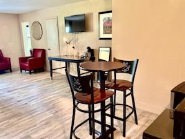 Suite, 1 cama de matrimonio grande con sofá cama, no fumadores | Escritorio, espacio para trabajar con un portátil, cortinas opacas