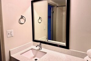 Suite, 1 King Bed with Sofa bed, Non Smoking | Bathroom