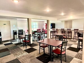Breakfast area - University Inn of Carbondale by Hotel O (Carbondale)