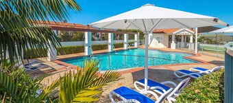 3 minutes walk to pet friendly Pippi Beach and a 10 min walk into town.