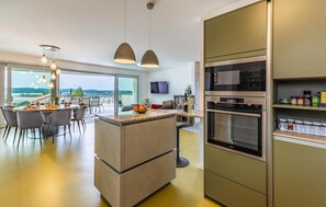 Fridge, oven, dishwasher, coffee/tea maker - Beautiful home in Medulin with sauna (Medulin)