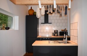 Refrigerador, microondas, parrilla de estufa y cafetera y tetera 