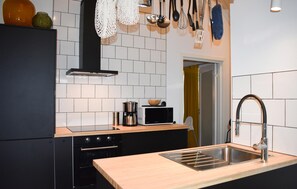 Geladeira, cooktop, cafeteira/chaleira