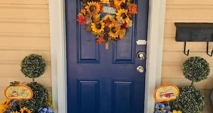 Sophisticated Bungalow, sparkling clean, walk to downtown, quiet neighborhood.