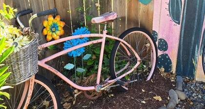 Sophisticated Bungalow, sparkling clean, walk to downtown, quiet neighborhood.