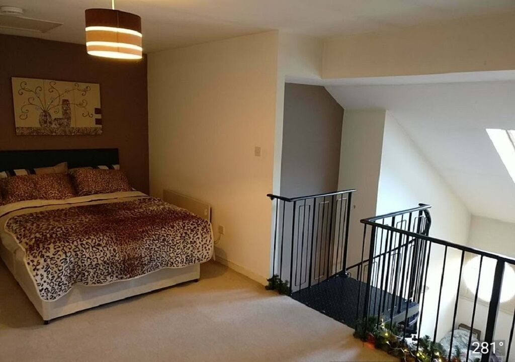 ☆New Spacious Mezzanine-Level Penthouse + Parking☆