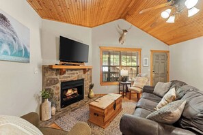 TV, fireplace - Cozy Stonebridge Cabin, near Silver Dollar City (Branson West)