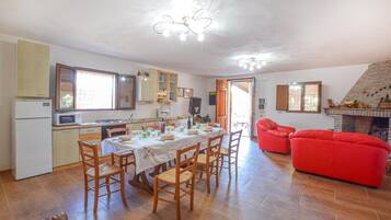 Frigorífic, placa de cuina, rentaplats i cafetera i tetera