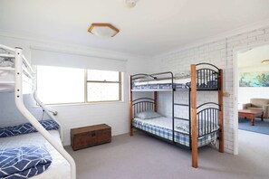 4 bedrooms, iron/ironing board, WiFi