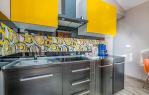 Kühlschrank, Herdplatte, Wasserkocher mit Kaffee-/Teezubehör