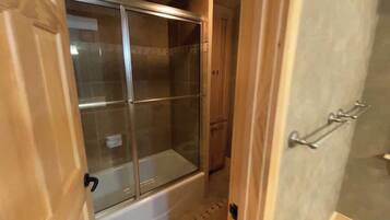 Duschwanne, Haartrockner, Handtücher, Seife