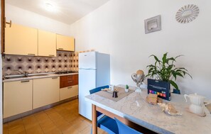 Refrigerador, parrilla de estufa y utensilios de cocina 
