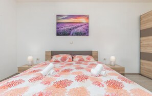 3 bedrooms, travel cot, free WiFi, bed sheets